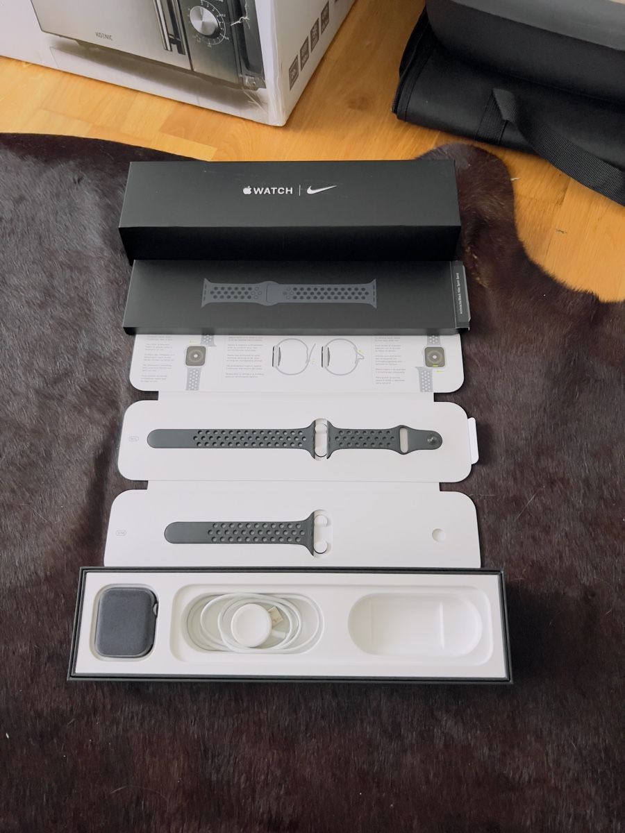 Apple Smartwatch: Apple Watch Series 5, Nike Edition  – Usato da Känerkinden venduto da luisaknop