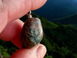 Schweizer Flussstein-Anhänger. Allallin Gabbro mit Granat