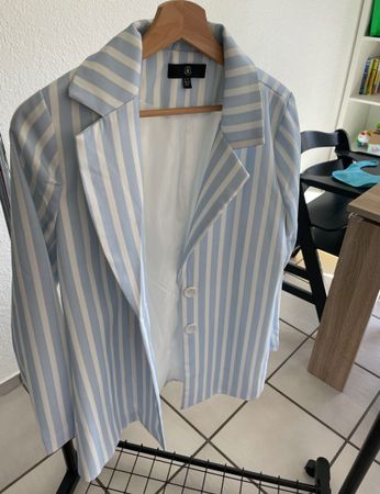 Sommerlicher Blazer, hellblau-weiss gestreift, Grösse M