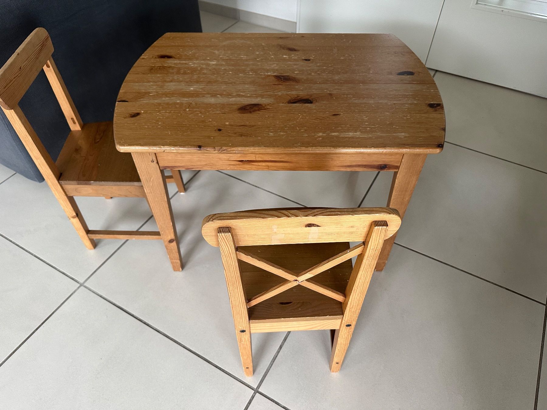 Ikea Set di tavolo e panche: Kindertisch (IKEA) mit 2 Stühlen – Usato da Langnau am Albis venduto da Beu71 1