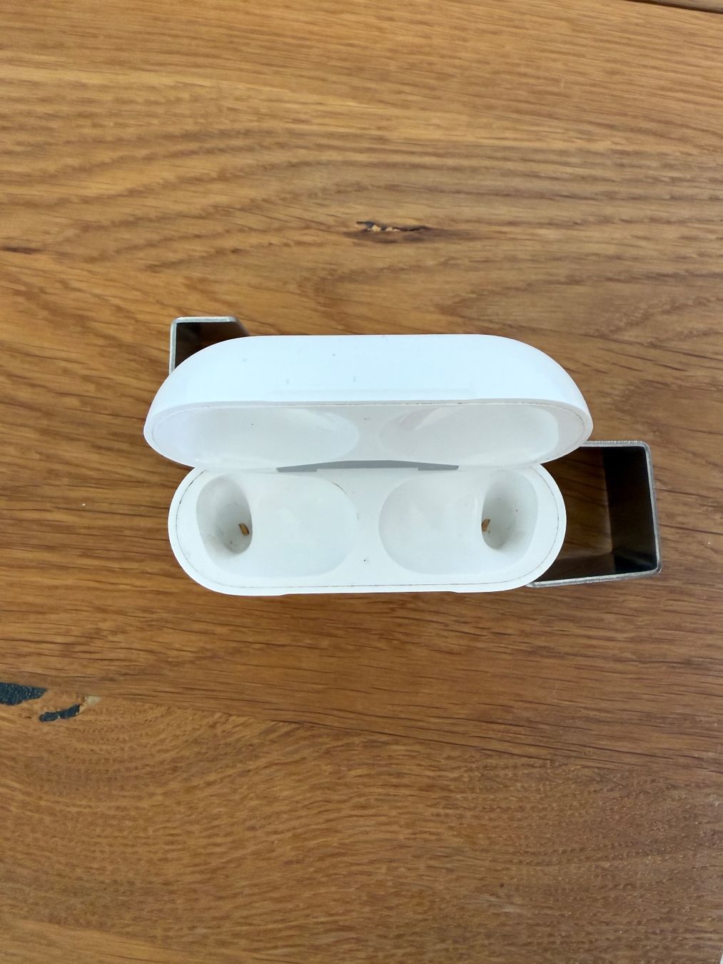 Apple Cuffie: APPLE AirPods Pro 2 Charging Case – Usato da Lausanne venduto da Nine1982 1