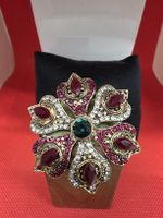 Grosse Brosche Blumen Design mit Schmucksteinen goldfarbig
