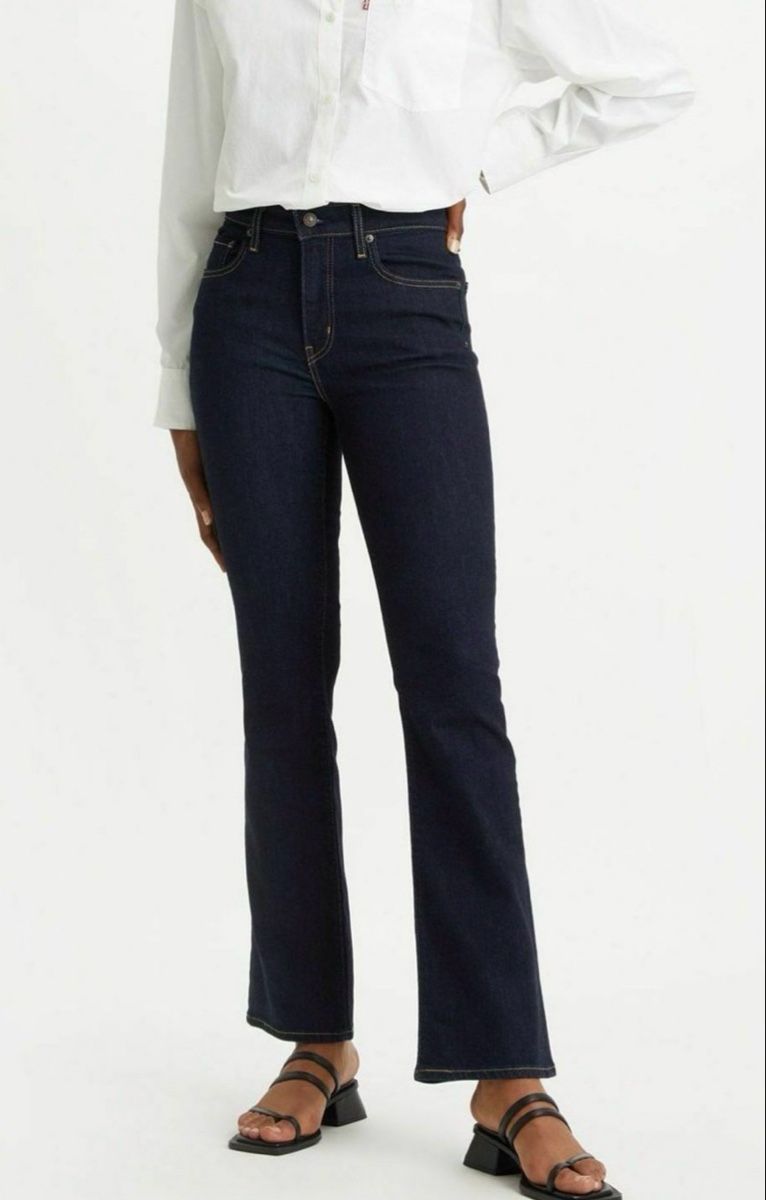 Levi's Jeans: Levi's 725 bootcut taille 28 – Nuovo (secondo la descrizione) da Genève venduto da Cassiopeia_8