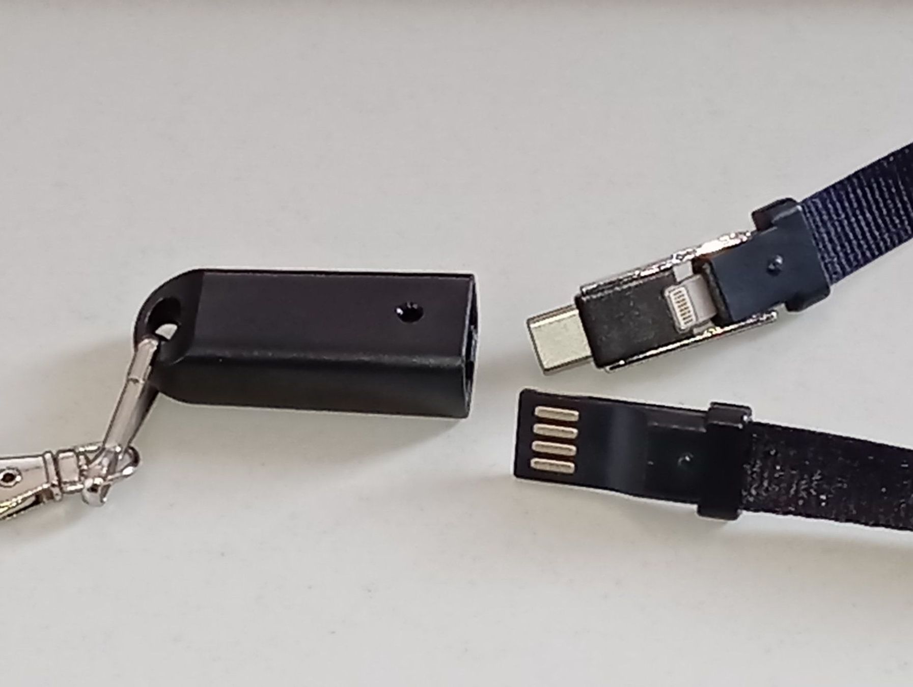 Portachiavi: NEU: 3in1 Ladekabel Schlüsselband Micro USB Typ-C Apple – Nuovo e nell'imballaggio originale da Brüttisellen venduto da VideoGang