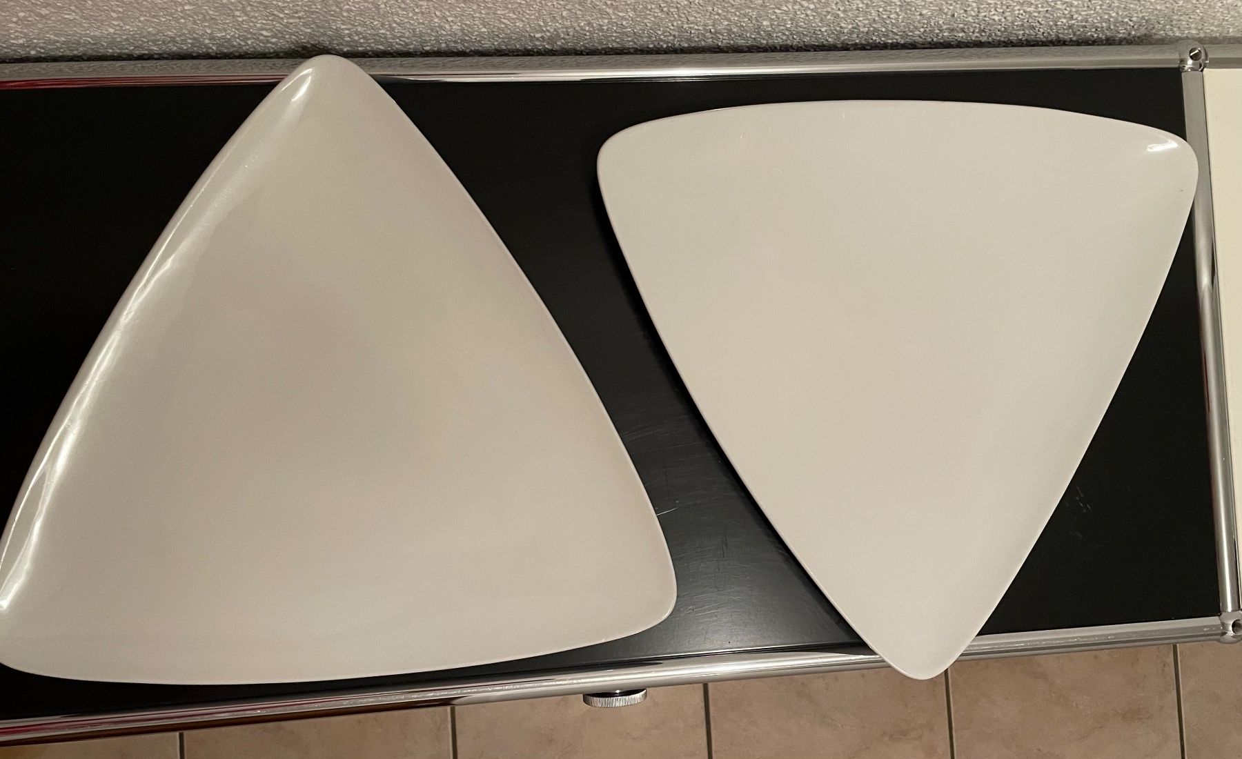 Assiettes: Zwei grosse, dreieckige Teller – D'occasion à Wilderswil par Renaissance1 4