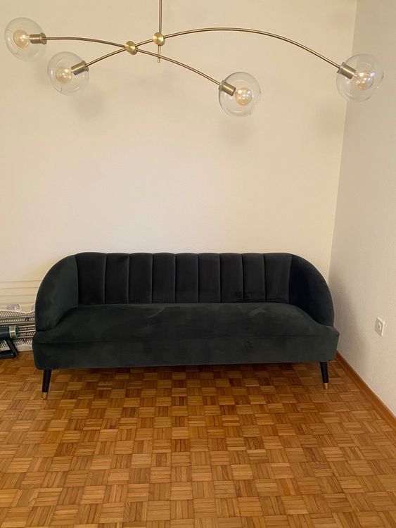 Samtsofa Aus 4 Sitzer Bali Flaschengrun Mit Einer Goldenen Basis
