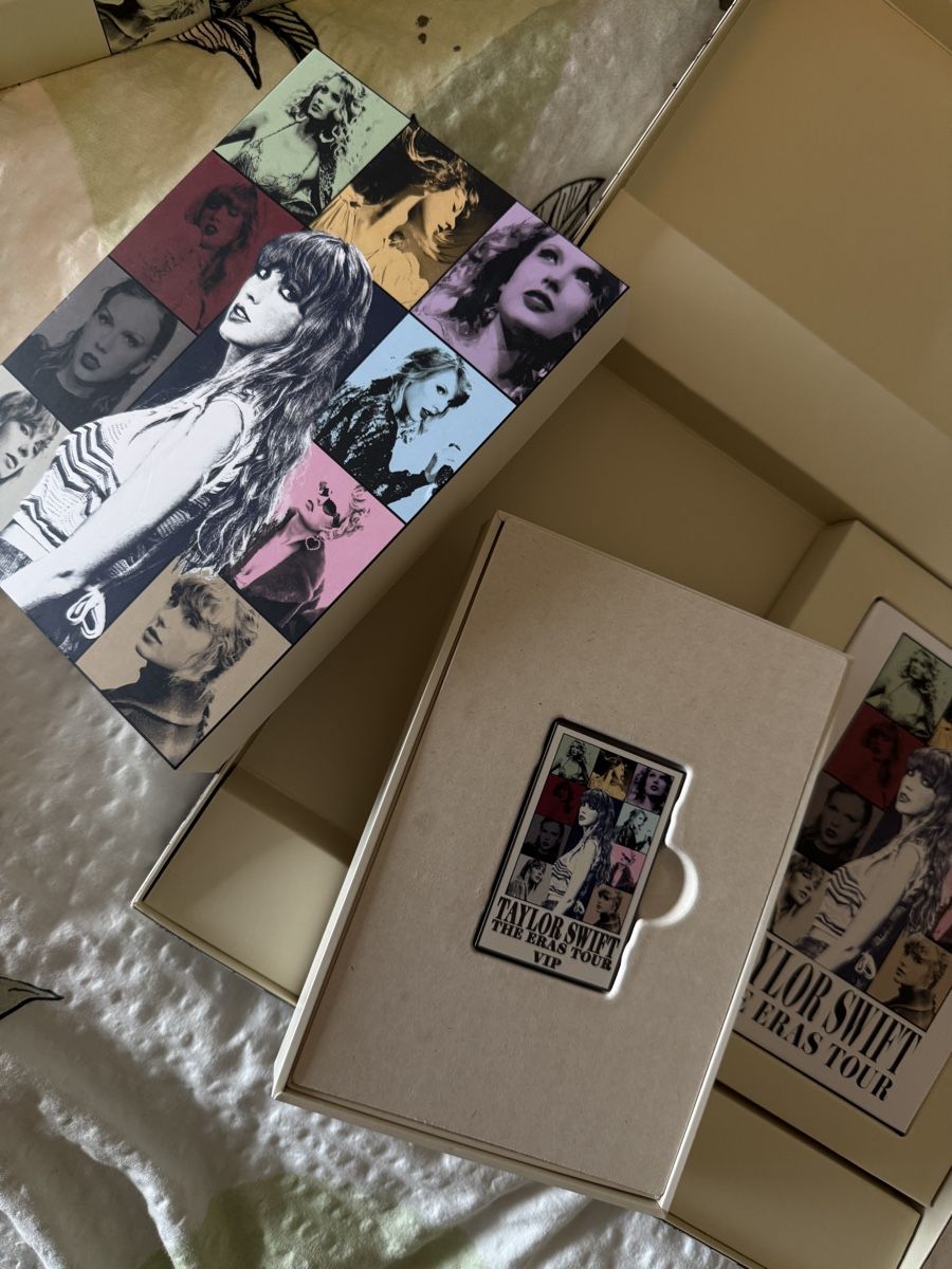 Carte collezionabili: Taylor Swift Eras Tour VIP Package – Nuovo (secondo la descrizione) da Amriswil venduto da tar_chc5 3