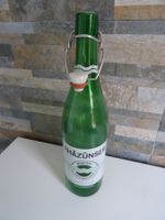 Grüne Glasflasche Rhäzünser Mineralwasser