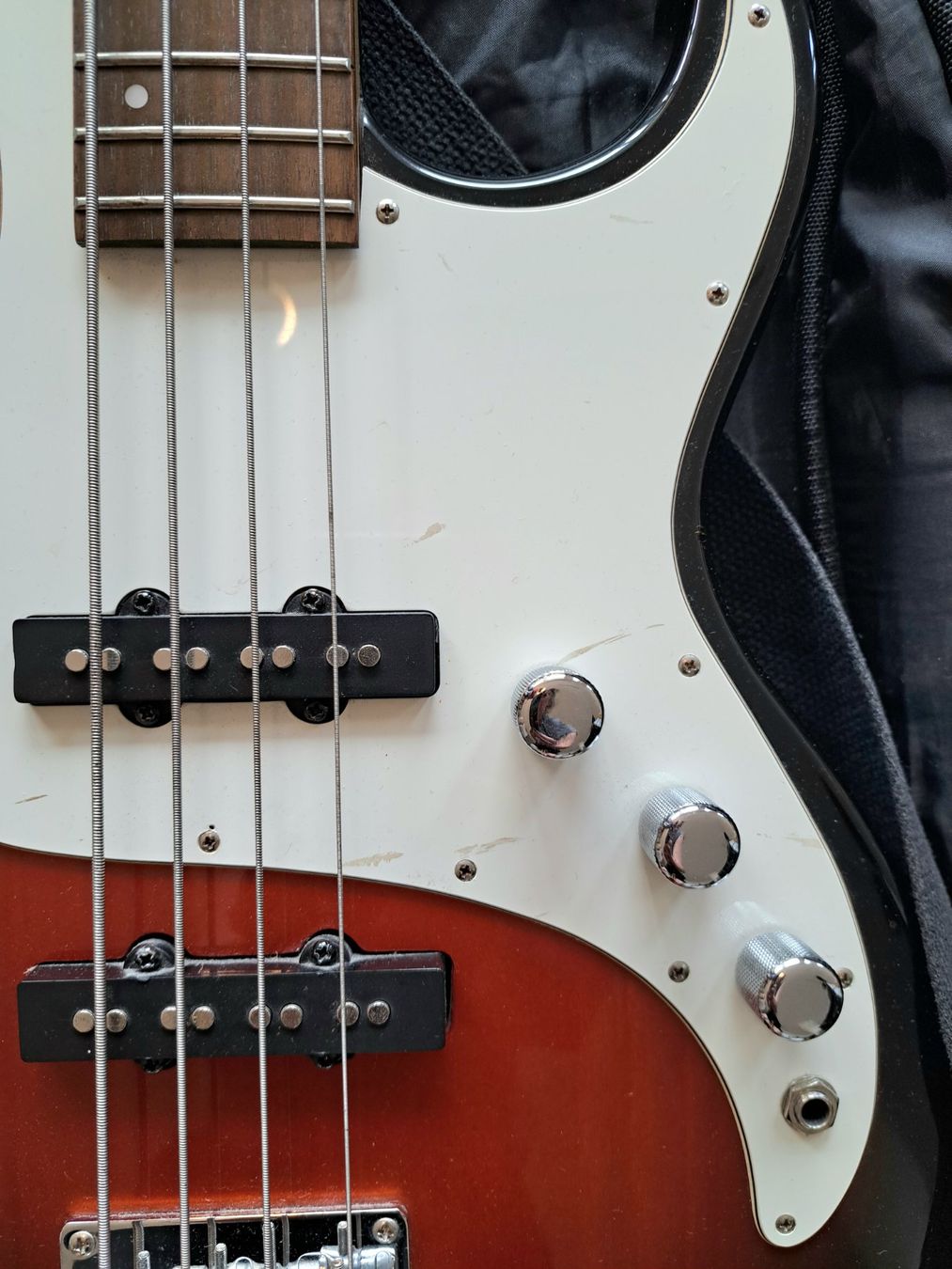 Strumenti musicali: E-Bass mit Ständer & Bag – Usato da Au SG venduto da tigergehtsurfen 2