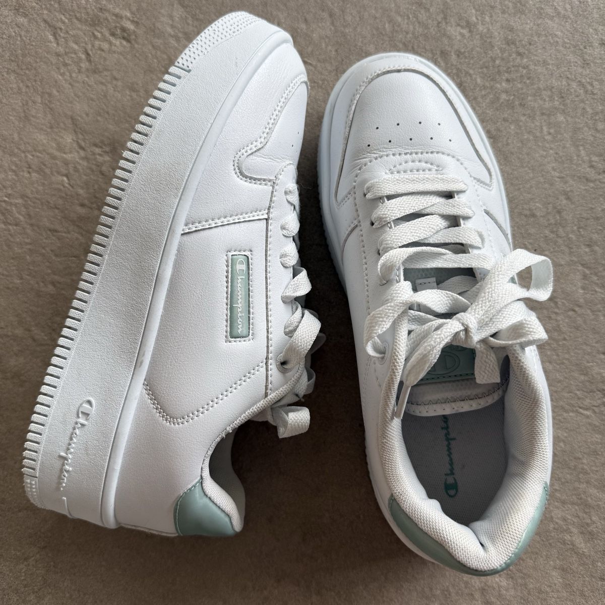 Champion Scarpe da donna: White Champion Platform Sneakers Size 41  – Usato da Boswil venduto da hey.itsme