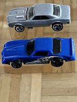 Zwei Chevrolet Camaro von 1967 und 1982 in Matchbox Grösse