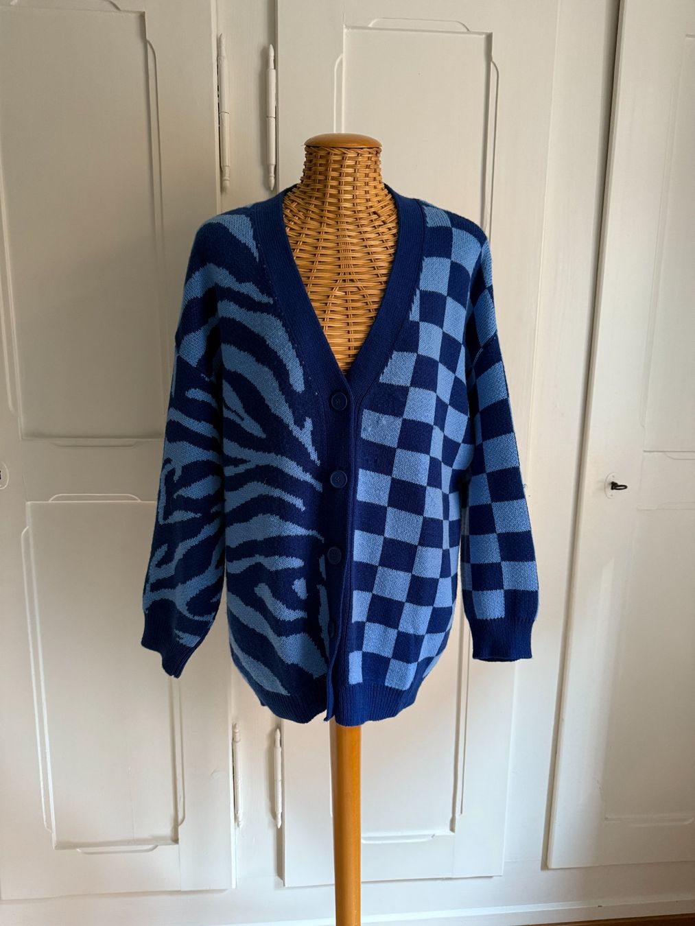 Asos Giacche: ASOS - Strickjacke Cardigan blau gemustert 38 – Usato da Zürich venduto da Diazaio