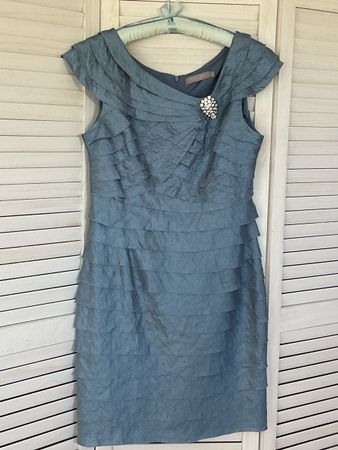 Christian Berg Kleid Stahlblau mit Brosche Grösse 42 neu