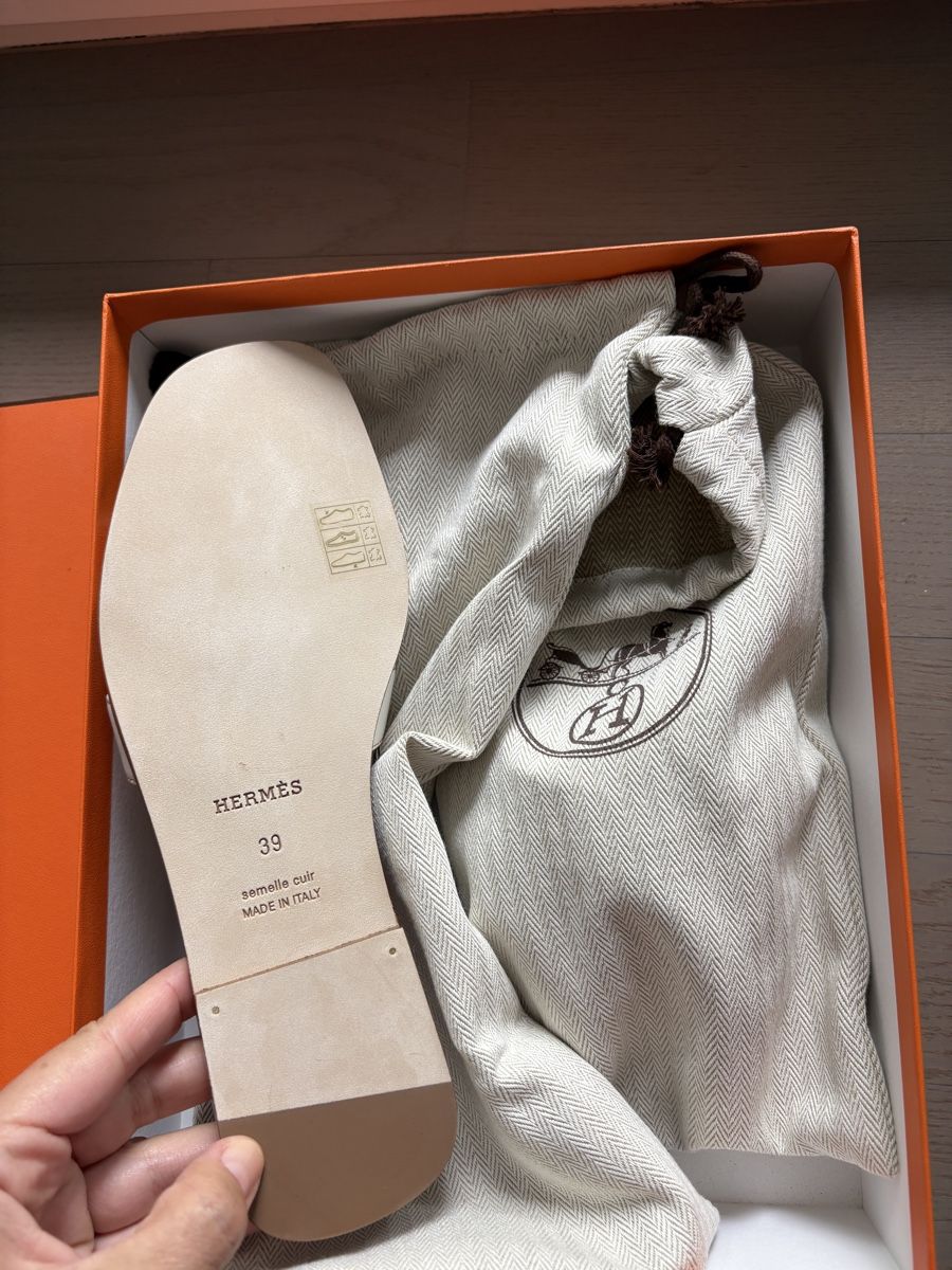Hermès Scarpe da donna: New Hermès Oran Sandals; White Size 39 – Nuovo e nell'imballaggio originale da Nyon venduto da My_wardrobe 2