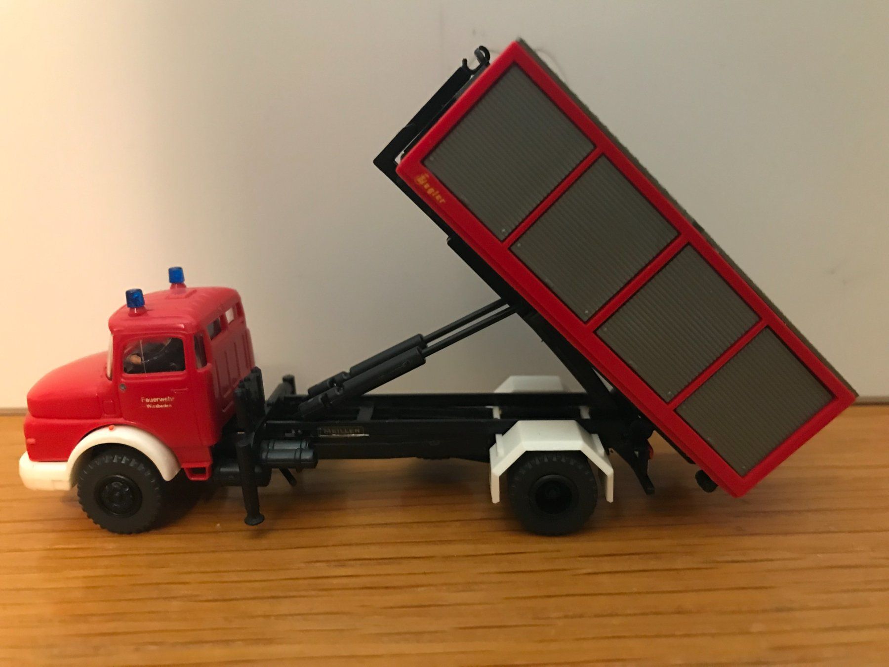 Modellini d'auto: Mercedes Abrollcontainer LKW Feuerwehr – Usato da Luzern venduto da mey_s13 1