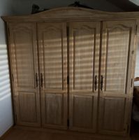 Kleiderschrank Holz massiv vierflüglig guter Zustand