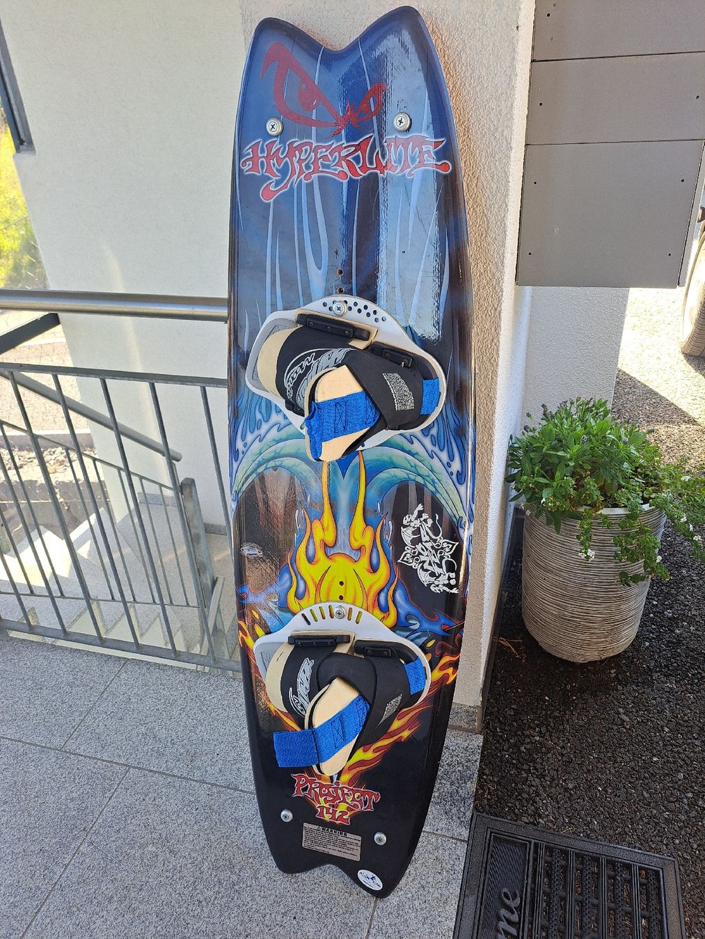 Hyperlite Surfboards & Schwimmbrette: Hyperlite Wakeboard 140cm inkl Bindung – Gebraucht aus Rorschacherberg von Scales1688