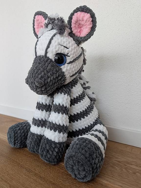 Giocattoli: Amigurumi sitzendes Zebra 32cm – Nuovo (secondo la descrizione) da Beromünster venduto da Shelly9296 2