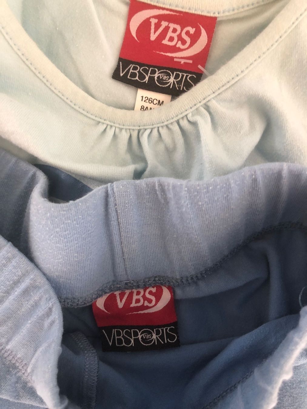 Lotti & Set di vestiti: VBS Sport 2-Teiler Gr.128 – Usato da Obergerlafingen venduto da cabo4 2