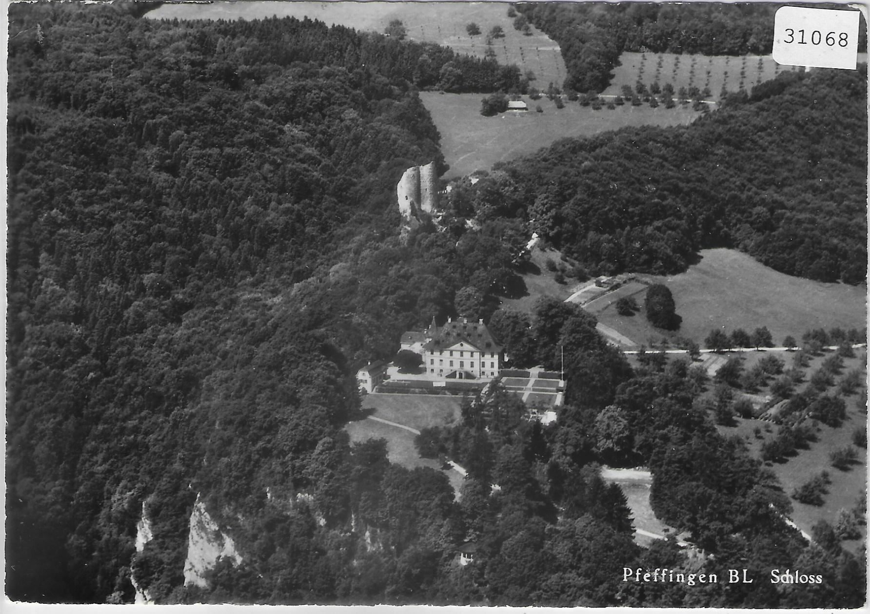 Cartoline postali: Flugaufnahme Pfeffingen Schloss – Usato da Ettingen venduto da Kartenplanet