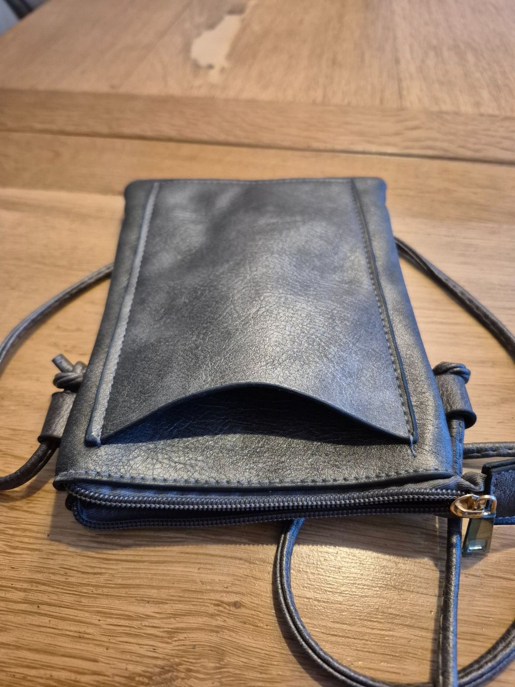 Taschen für Damen: Umhängetasche grau mit Lochmuster – Gebraucht aus Rüfenacht BE von Clarafi 2
