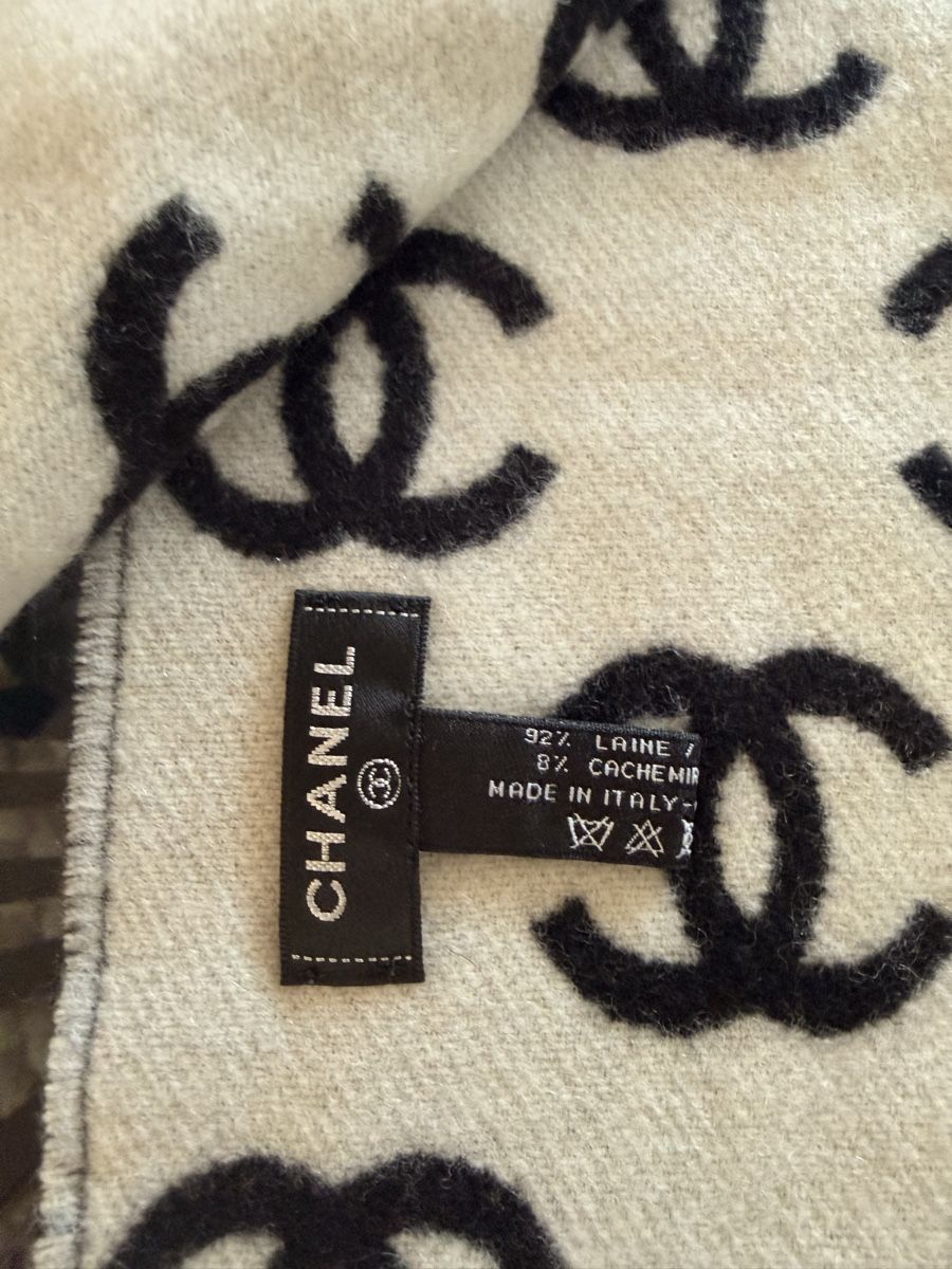 Chanel Foulards, Tücher & Schals: Chanel CC Logo Black and White Reversible Wool Scarf – Neu (gemäss Beschreibung) aus Zürich von Mariposa2004 1