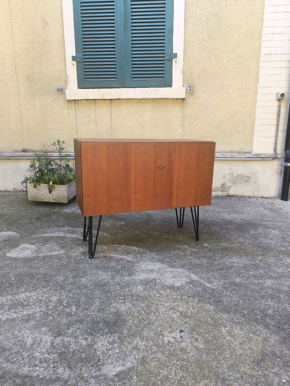 Kommoden: Kommode Swiss Form in Teak – Gebraucht aus Basel von Patts_Lampenfieber