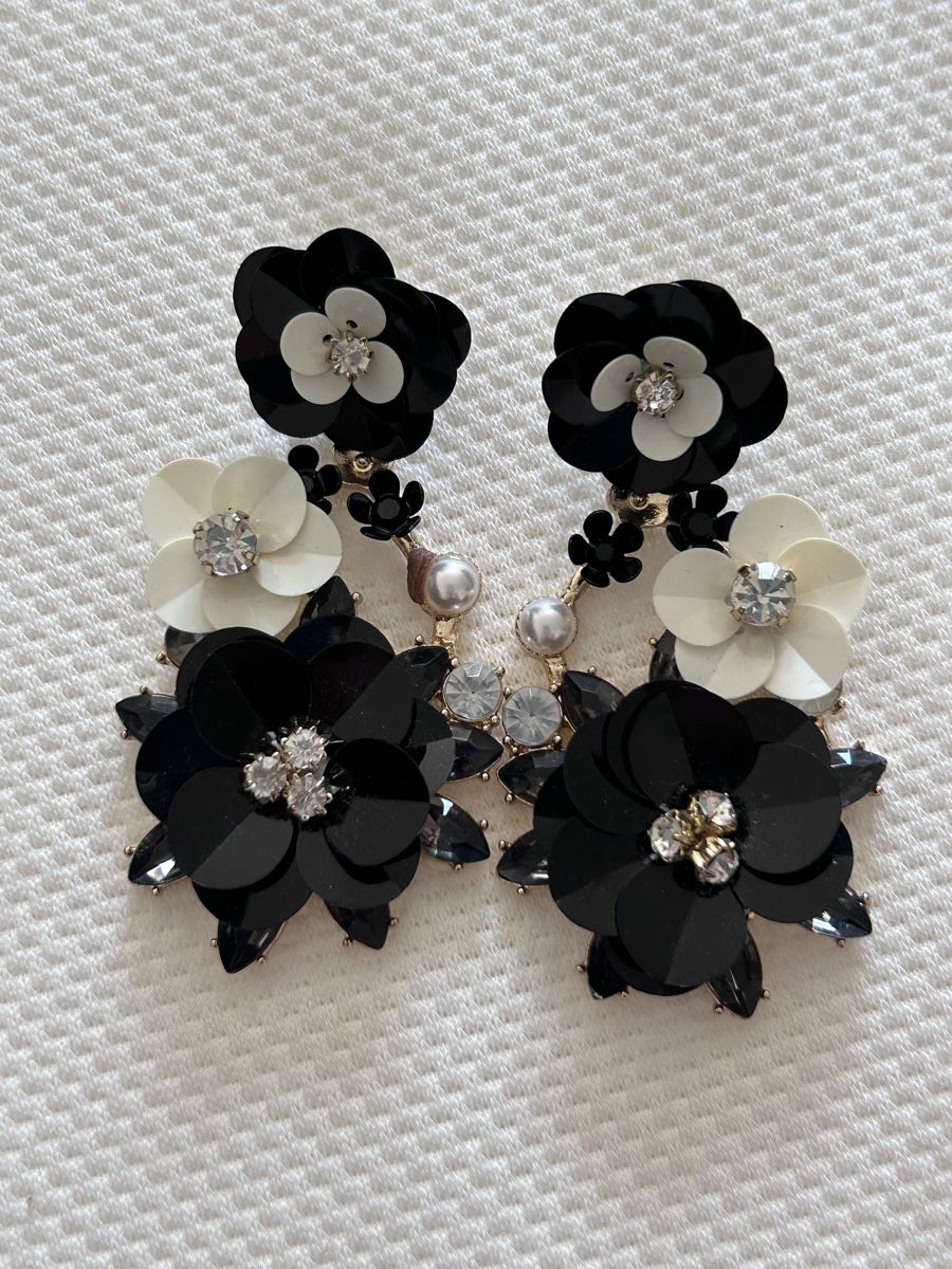 Orecchini pendenti & Orecchini a lobo: Black & White Flower Earrings – Nuovo (secondo la descrizione) da Biel/Bienne venduto da zit_v5yc