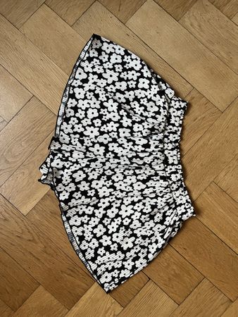 tolle Kurze Hosen Bershka Blumenmuster Schwarz Weiss Gr. S