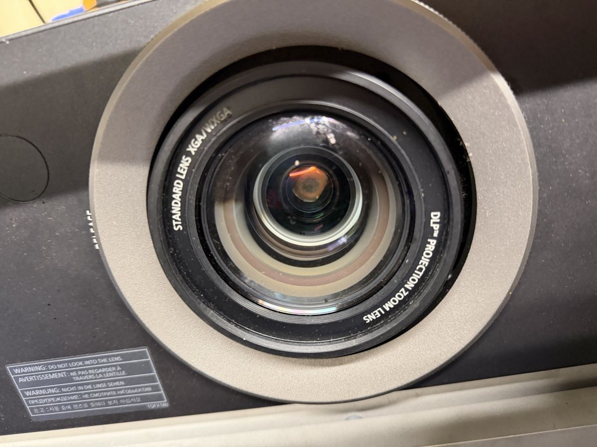 Panasonic Proiettori: Panasonic PT-D6000 Beamer mit Linse – Usato da Wiler Lötschen venduto da PADDY-25 3