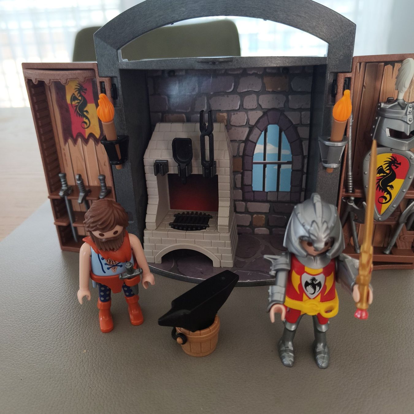 Playmobil Spielzeuge: Playmobil Knights, Ritterschmiede – Gebraucht aus Meilen von FAVALLID