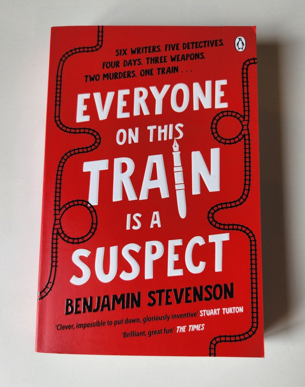 Bücher: BOOK Everyone on this Train is a Suspect ENGLISH – Gebraucht aus Frauenfeld von Lunarlilac