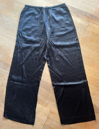 Weite und glänzende Freizeit-Viskosehose von Gina Tricot
