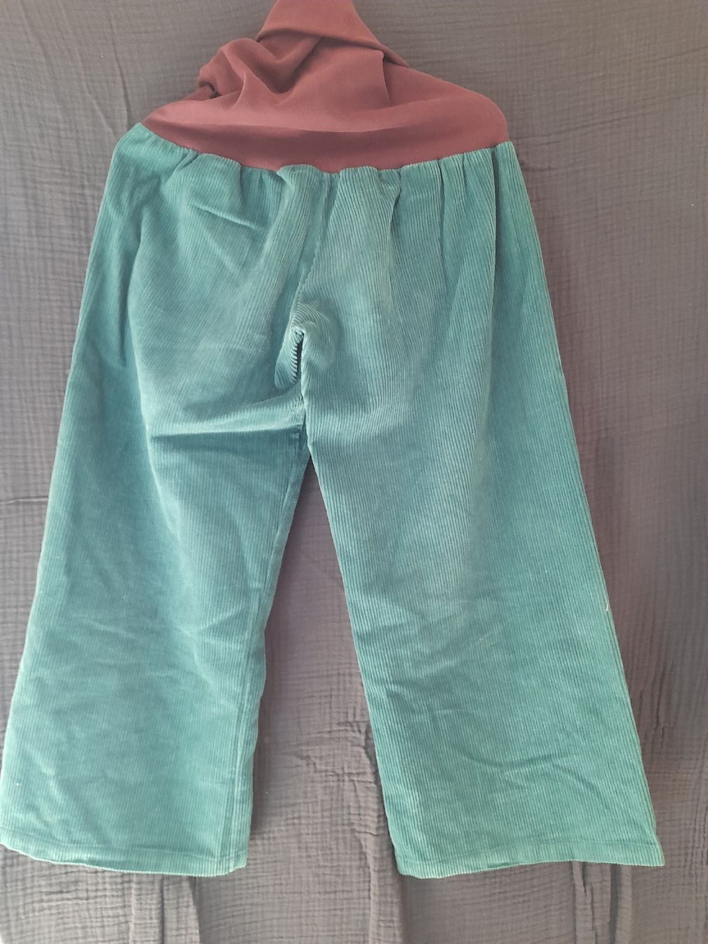 Pantaloni: Breite grüne Cordhose mit elastischen Bund Gr. M – Usato da Dietlikon venduto da Asienka 2