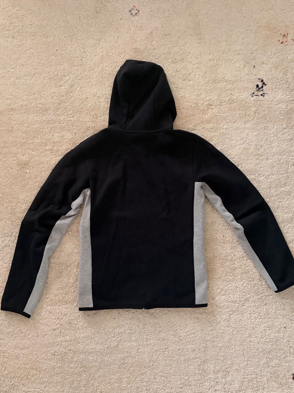 Nike Pullover & Sweatshirts: Nike Tech Gris et Noir – Gebraucht aus Nidau von smarties88 1