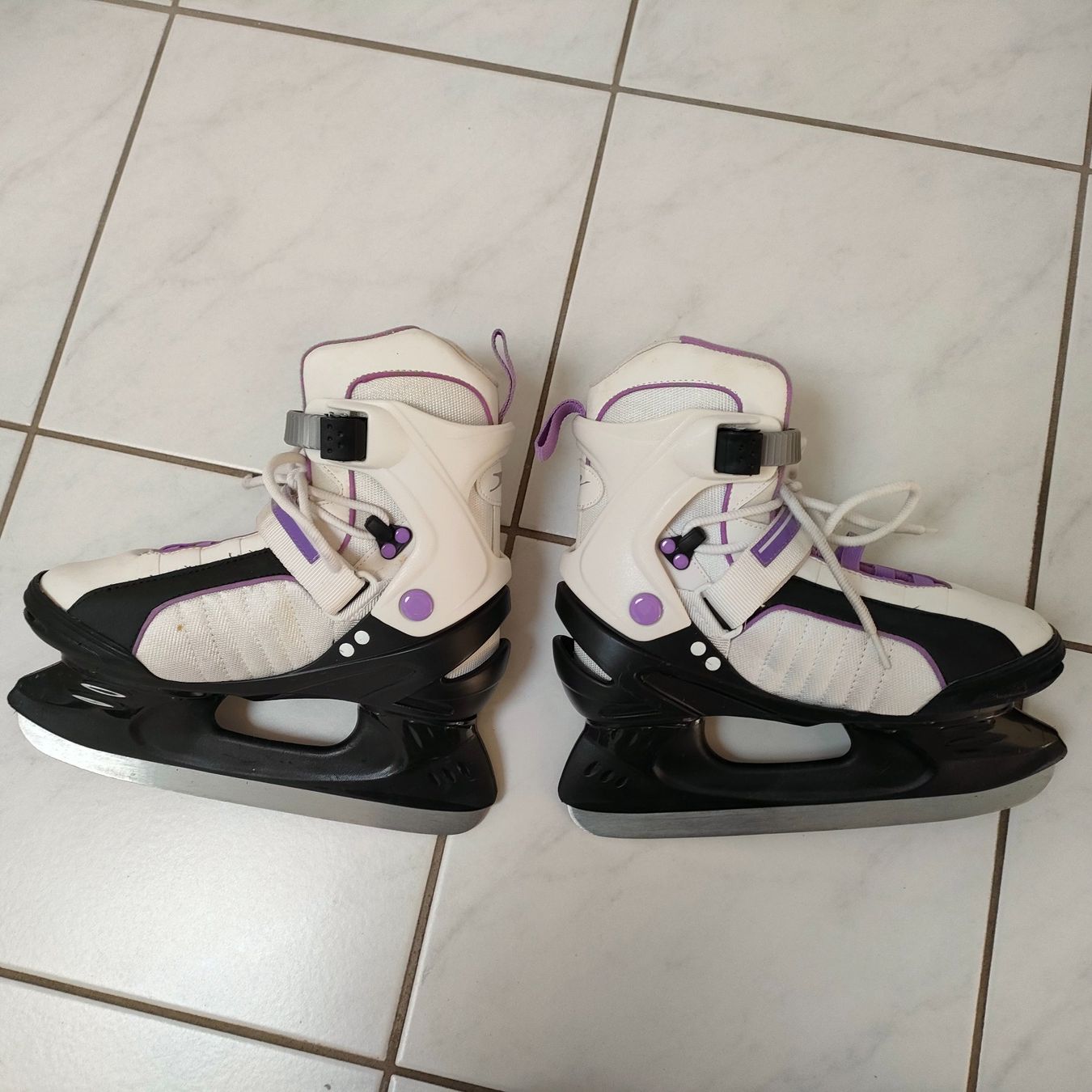 Patins à glace: Schlittschuhe Grösse 38 – D'occasion à Tenero par Chris126 1