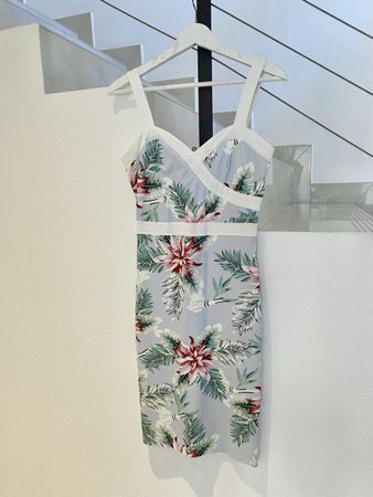 Sexy, figurbetontes Sommerkleid mit floralem Muster, Gr. 36