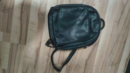 Schwarzer Rucksack aus Lederimitat, ideal für den Sommer