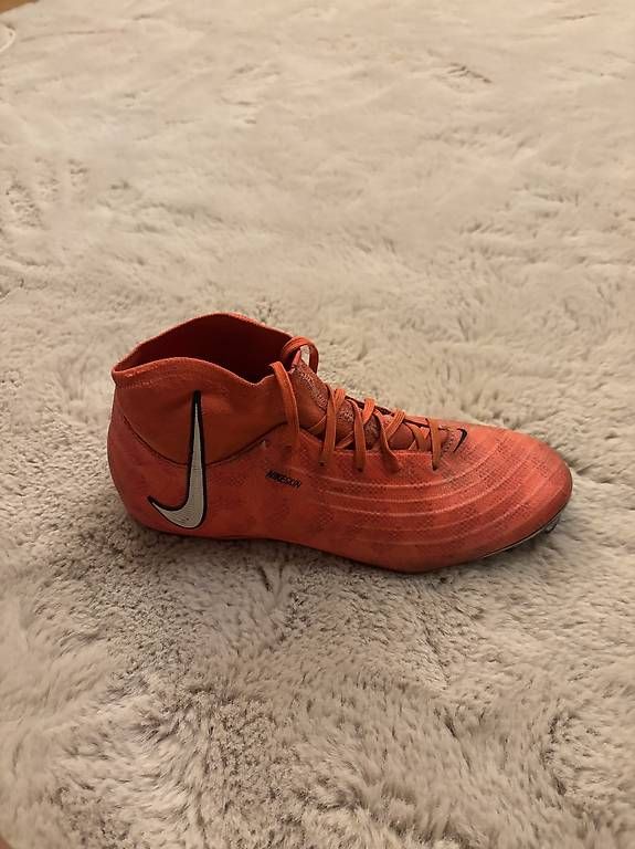 Nike Herrenschuhe: Orange Nike Fussballschuhe. – Gebraucht aus Lenk im Simmental von niczbaeren 1
