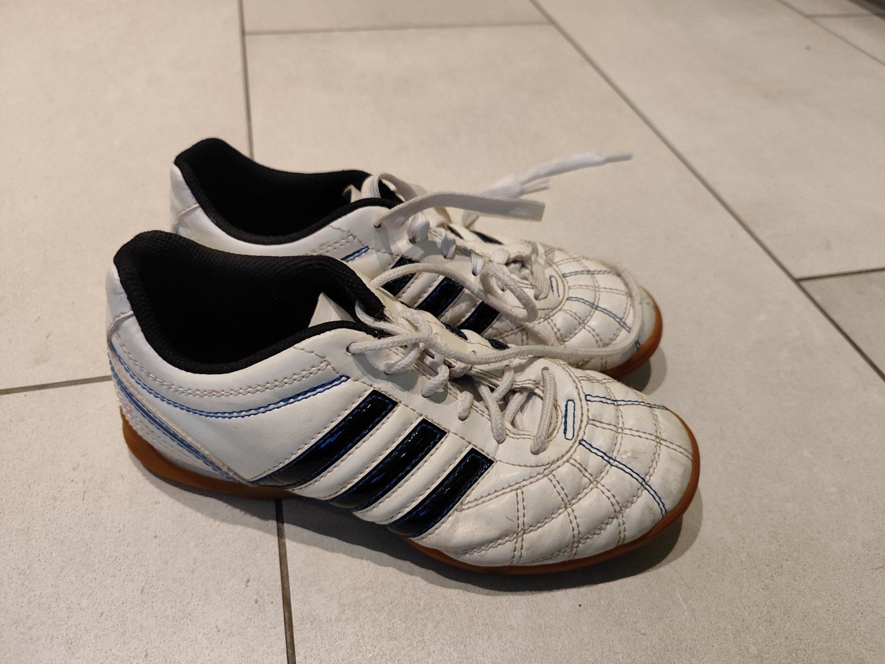 Adidas Schuhe für Jungen: Adidas Hallenschuhe / Turnschuhe Gr. 35 – Gebraucht aus Seon von Mandes1