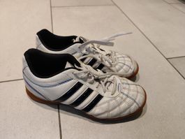 Adidas Hallenschuhe / Turnschuhe Gr. 35