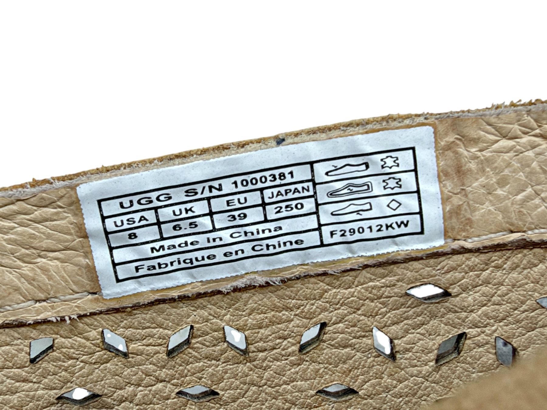 Ugg Damenschuhe: Sabots UGG beige cuir perforé. Pointure 39 – Gebraucht aus Cossonay-Ville von PatineDuTemps 2