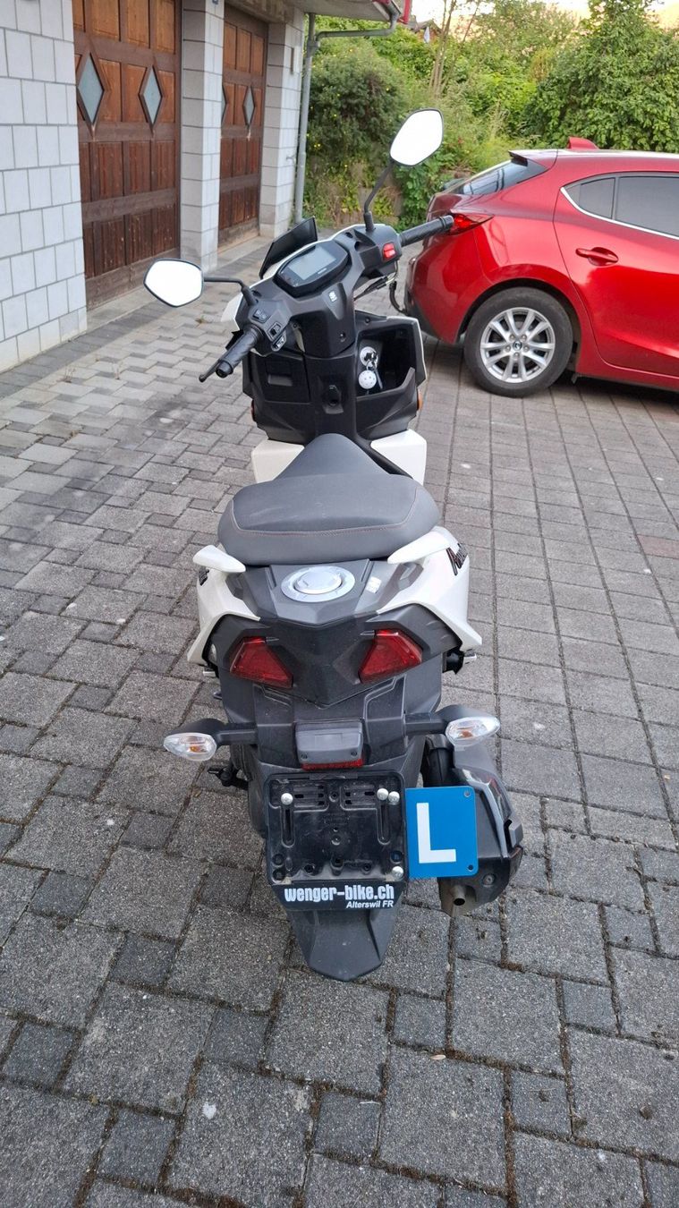 Suzuki Scooter: Scooter Roller Suzuki Avenis 125 – Usato da Brünisried venduto da san_74_bu 3