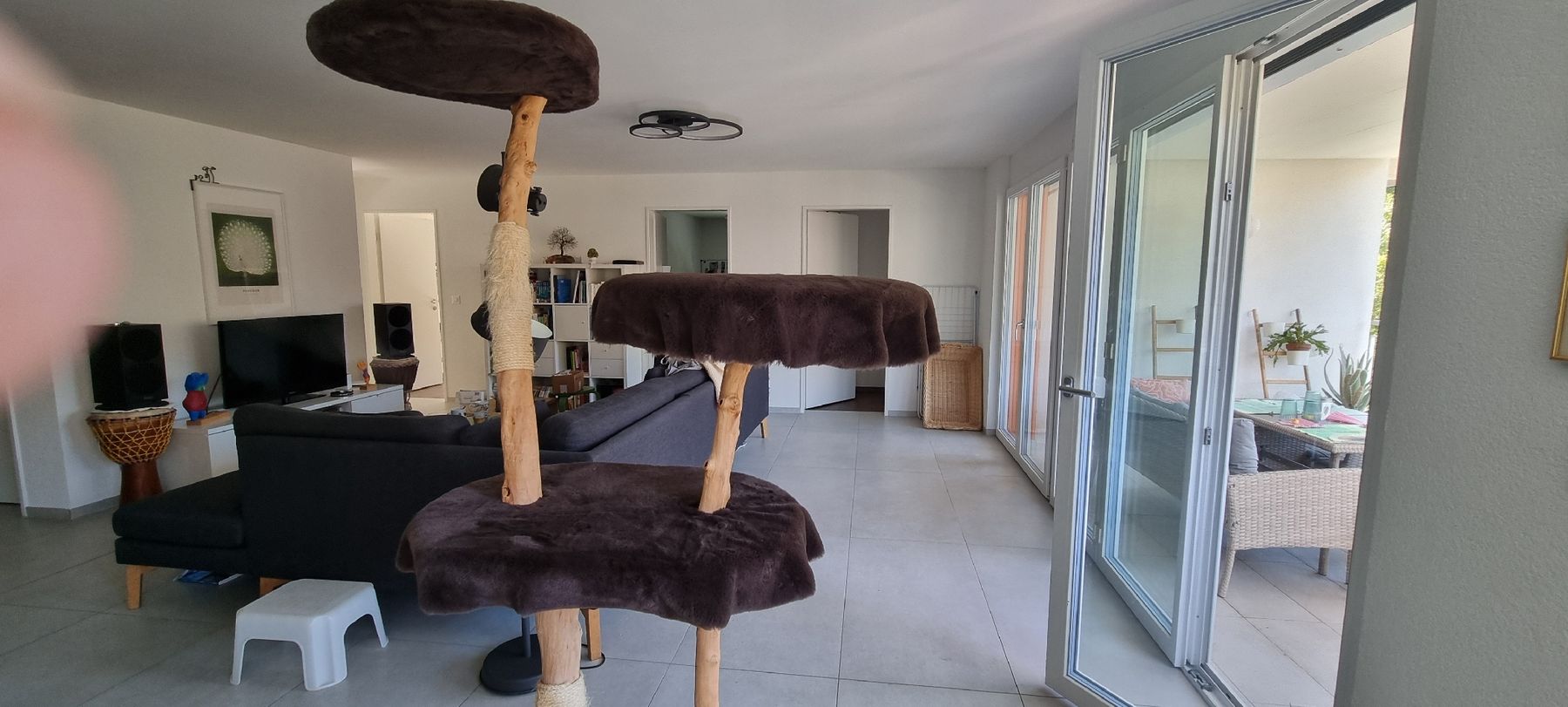Tiragraffi: Grosser Katzenbaum mit Naturholz – Usato da Ziefen venduto da Ganzbreit 1