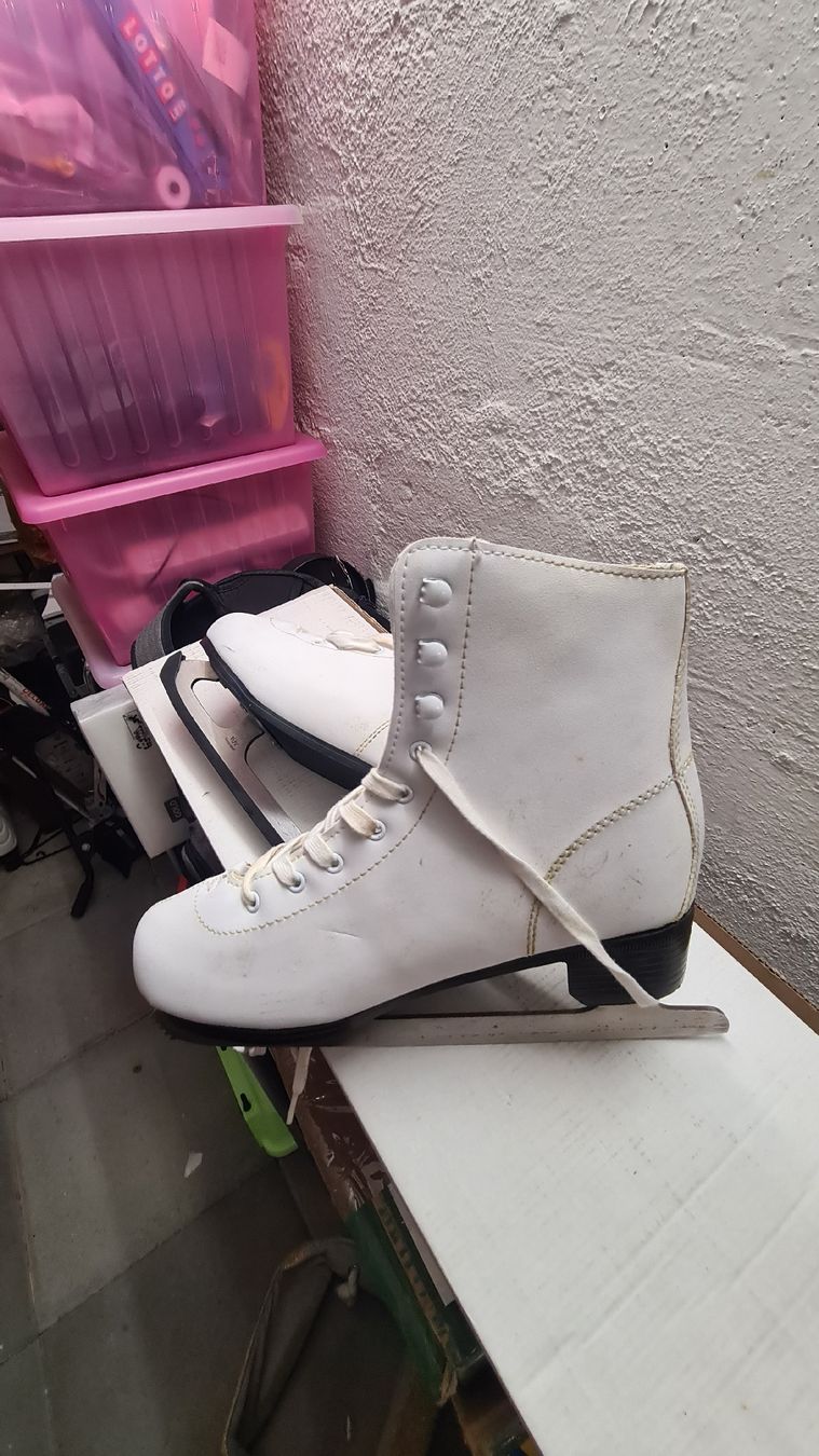 Pattini da ghiaccio: Schlittschuhe Damen gr.39 – Usato da Wetzikon ZH venduto da Bmwcabriolet 1