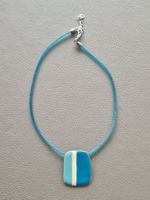 Kette mit Metallanhänger aus Metall in blau und weiss