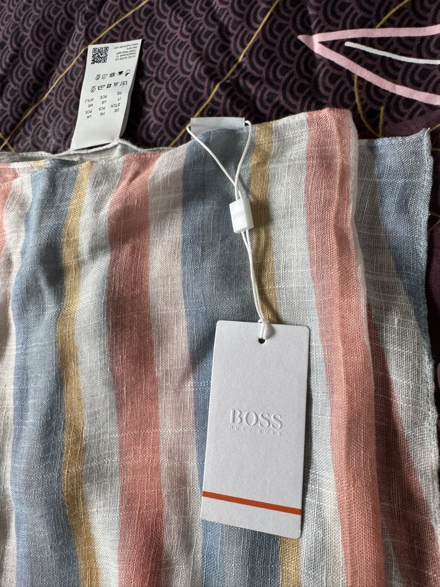 Hugo Boss Foulards, Tücher & Schals: Hugo Boss – Neu und originalverpackt aus Corpataux von seniz 1