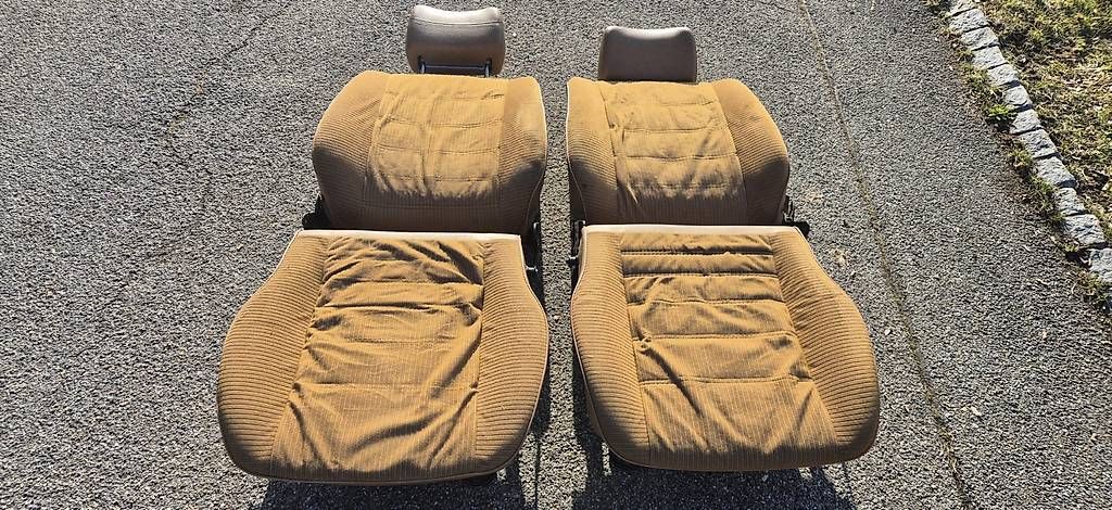 Volkswagen Tutti pezzi di ricambio auto: VW Jetta 1  Sitzgarnitur, 4türer, nicht gereinigt. – Usato da Riggisberg venduto da Mahali04 4