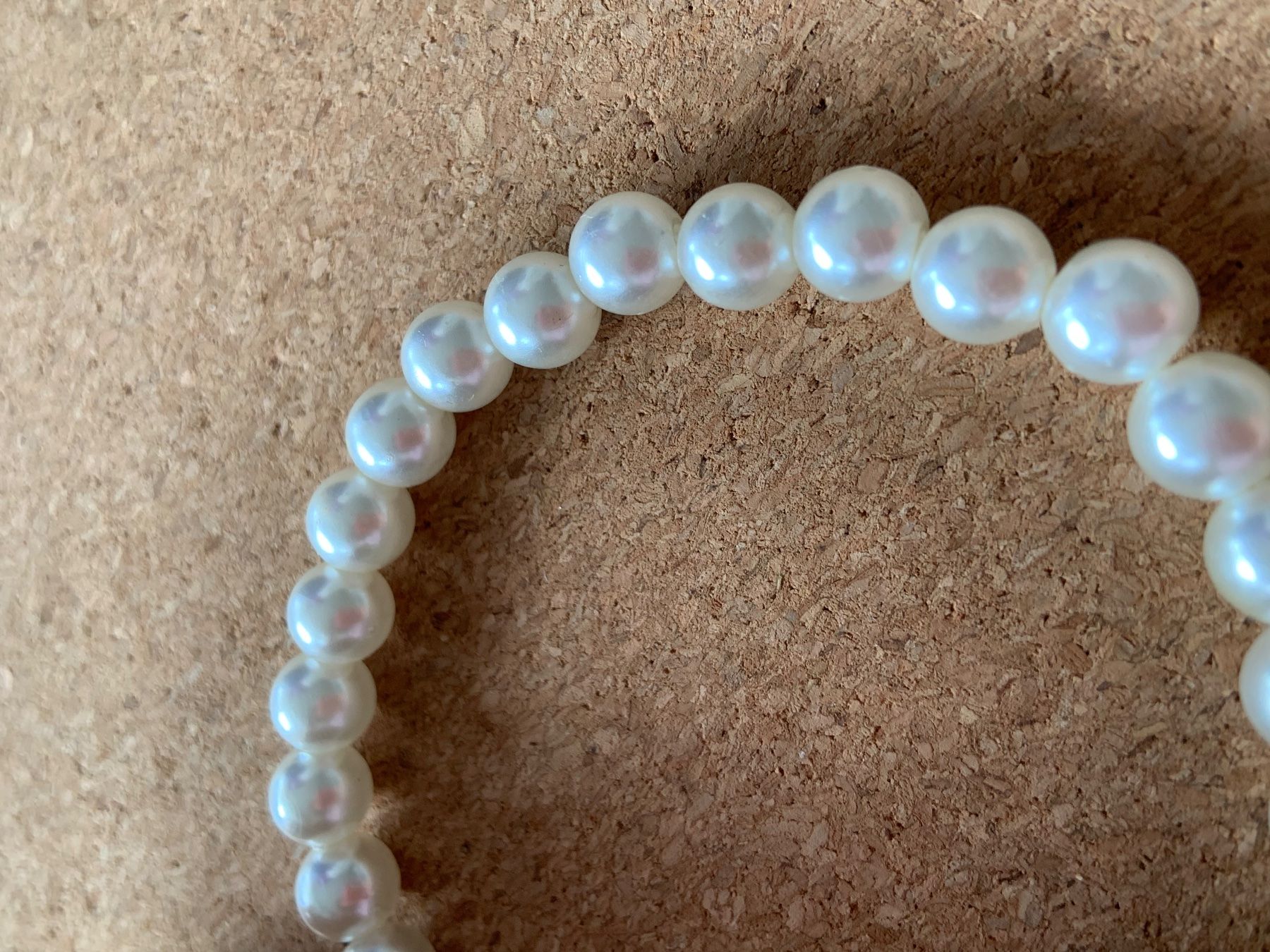 Armbänder & -reifen: Perlen-Armband weiss grosszügig – Gebraucht aus Laufen von Bellavitaboom 4