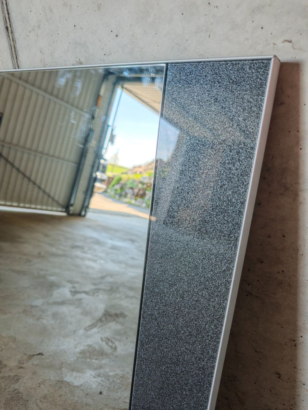 Spiegel: Moderner Wandspiegel – Neu (gemäss Beschreibung) aus Grosshöchstetten von Mouchi 2